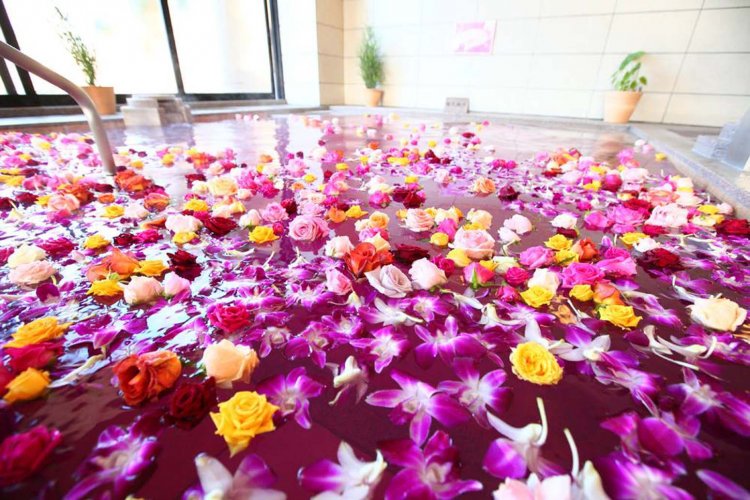 入浴剤のほか、生花もふんだんに使ったバラ風呂は女性のみのうれしいサービス。