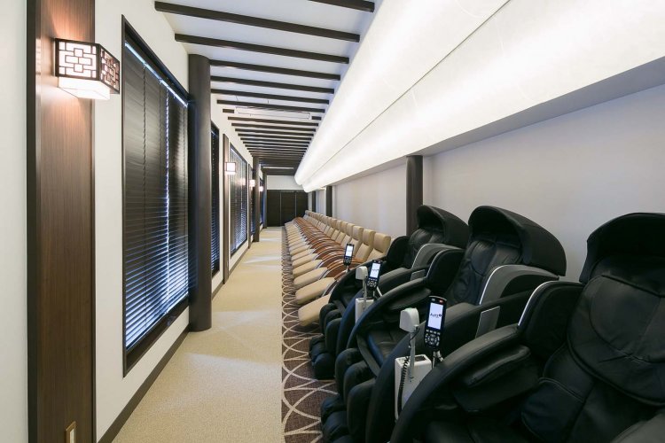 1階にはリクライニングチェアを置いたリクライナールームや寝転び座敷のくつろぎ処などの休憩コーナーがある。