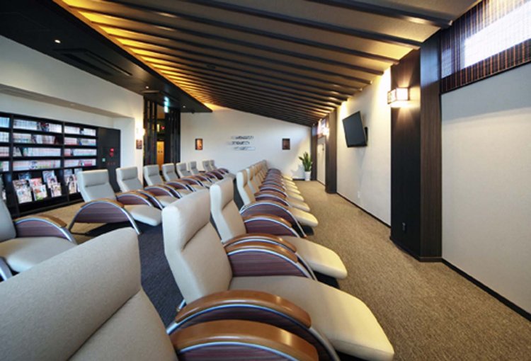 憩いの部屋は岩盤浴利用者専用の休憩コーナー。コミックや雑誌などを読んで、のんびりとくつろごう。