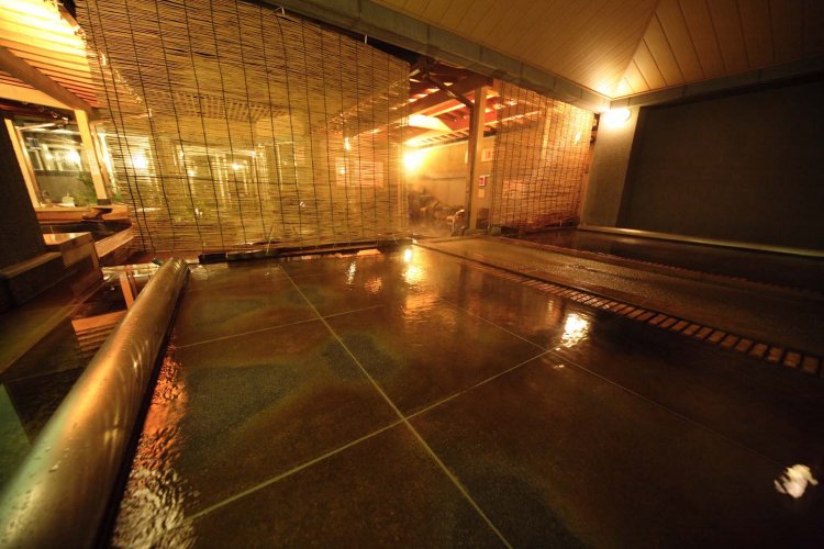 寝湯では背中を伝うお湯が心地よく、ついうとうととしてしまう。