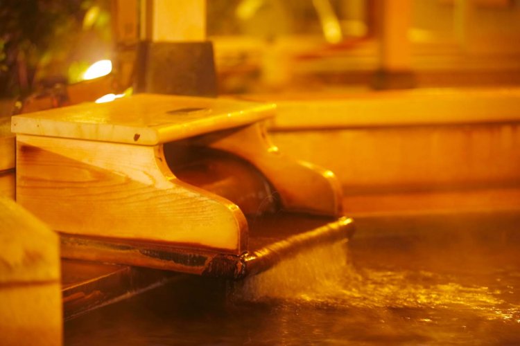 湯口からジャバジャバと音を立てて注がれる温泉を見れば、温泉情緒が感じられる。