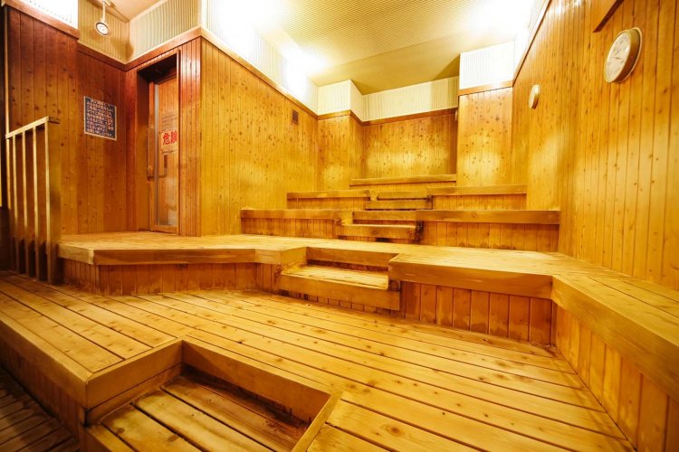 サウナの王道・遠赤外線タワーサウナ。5段に分かれているので高温が好きな人は上段へ。