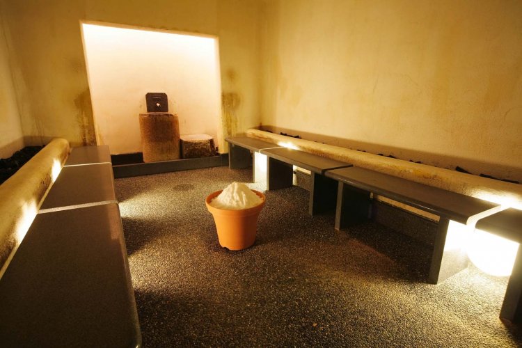 釜風呂は47～48℃のスチームサウナになっているので、一般の蒸風呂やサウナのような息苦しさがない。