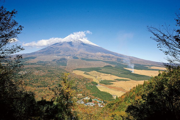 黒岳展望広場からの眺望。正面に深くえぐれた宝永火口が見える。
