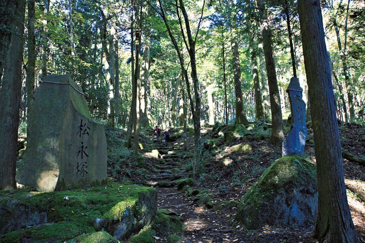 山神社近くの松永塚。1928年に遭難した松永敏男の慰霊碑が立つが、この遭難事故がきっかけで愛鷹山塊の登山道が整備された。