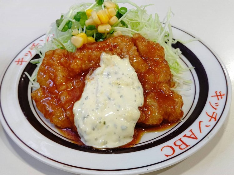 常連客の根強い支持を得るチキン南蛮タルタル。チキンにかかった甘みと酸味が際立つタレとマイルドな味わいのタルタルソースとの相性は抜群。