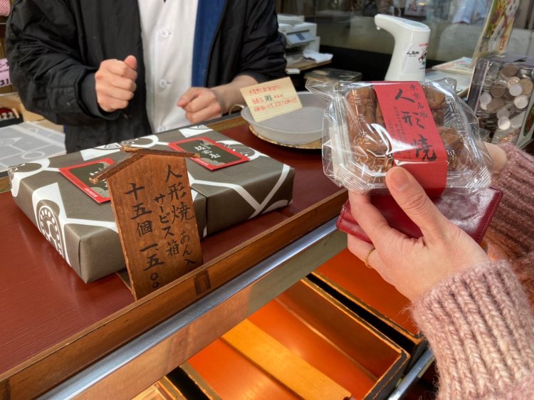 とっても親切な店員さん。エルボーが5個入りの人形焼を買ってくれた。