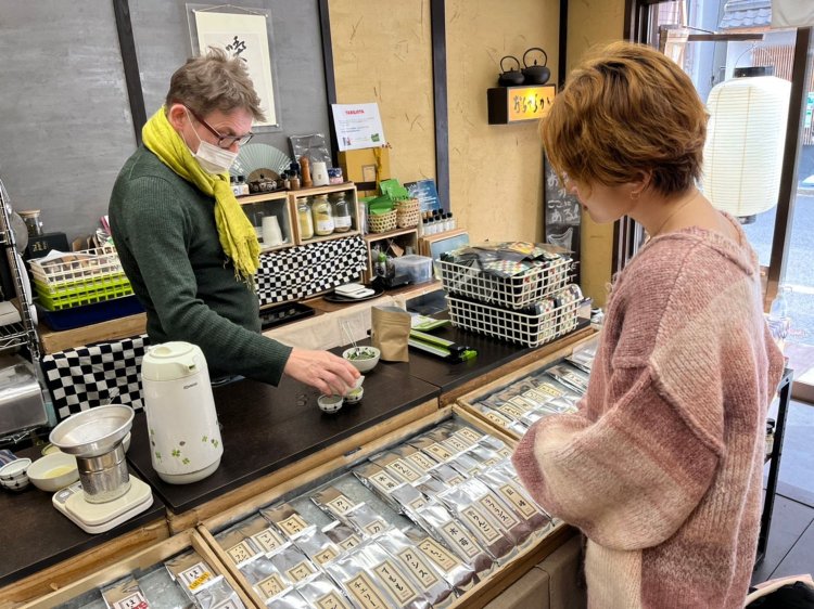 日本人よりも、いや、誰よりも日本茶に詳しいステファンさん。