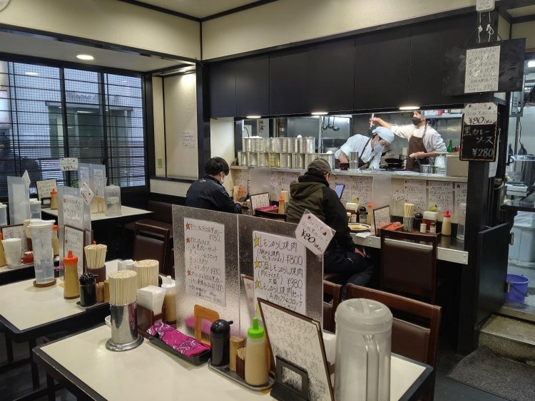 厨房のライブ感が伝わるカウンター席は一人客に最適。