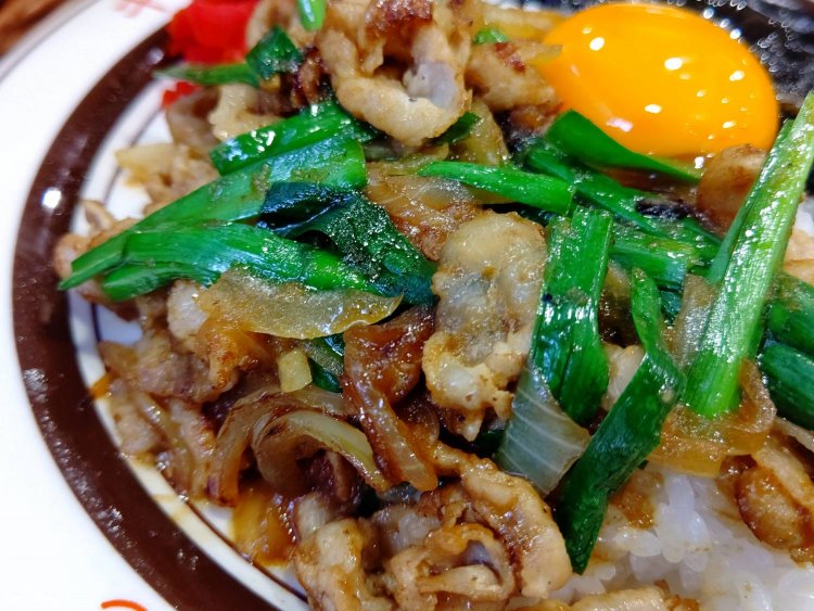 にんにくの香ばしい香りと彩りが食欲をそそるオリエンタルライス。