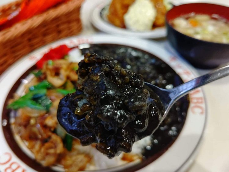 驚きの黒さとつやに圧倒される黒カレー。