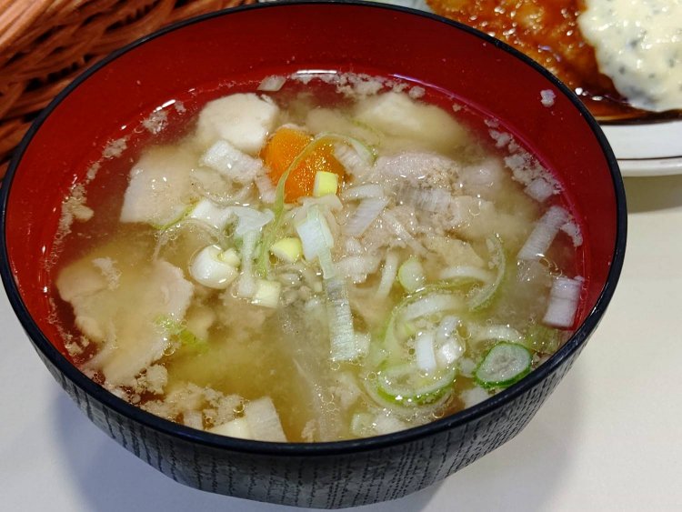 味噌汁は裏メニューとして50円でお代わりOK。「食事をしながらまず一杯、食後の〆にもう一杯、というお客さまもいます」と稲田さん。