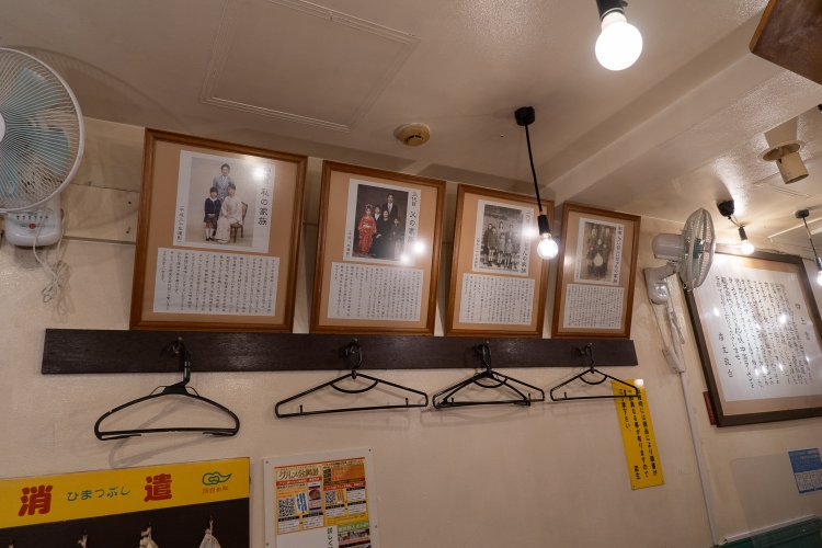 店内には創業家4代の家族写真も。