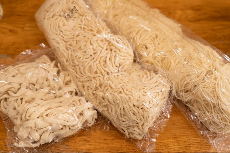 左から刀切麺、揚州麺、柳麺。一部のメニューを除いて、好みの麺を選べる。