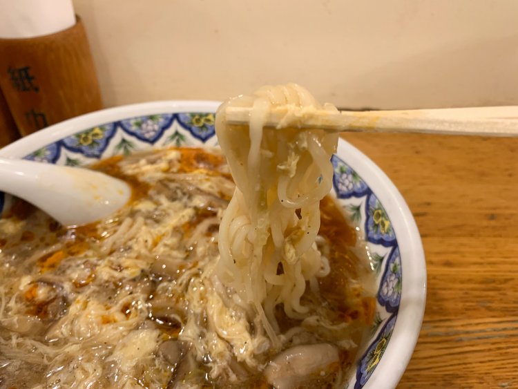 揚州麺にとろみのあるスープがよく絡む。