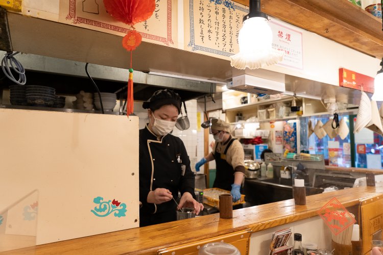 店長の星愛（ほしめぐみ）さんは社歴19年。目黒本店は近くのライブハウス帰りに訪れる女性客も多いとのこと。