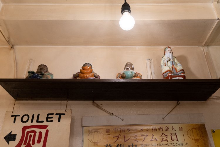 店内のあちこちに中国の人形が飾られている。