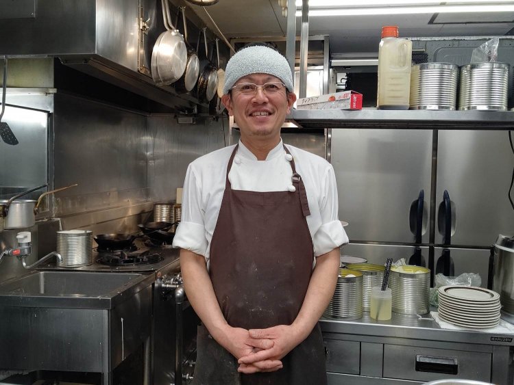 4店舗をとりまとめ日々、柔軟に対応する中野さん。「やりがいがありすぎるくらいです」と笑顔。