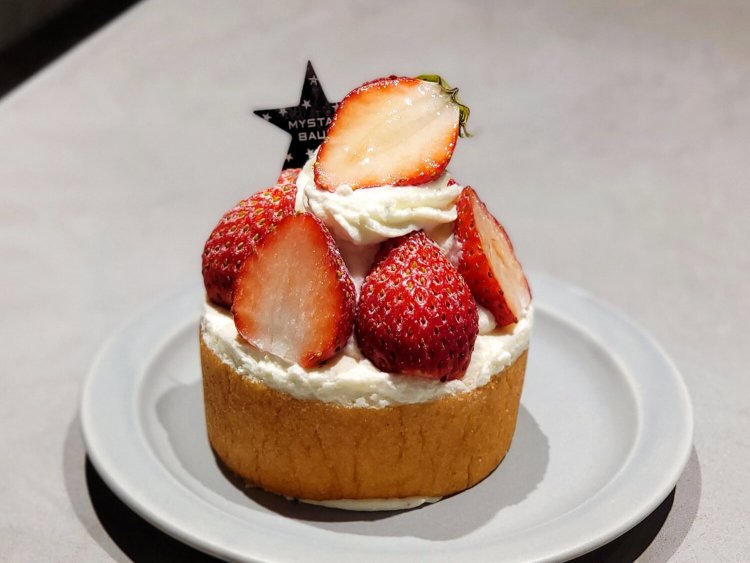 季節限定 ストロベリー ショートケーキ 700円。（イートイン可能）。