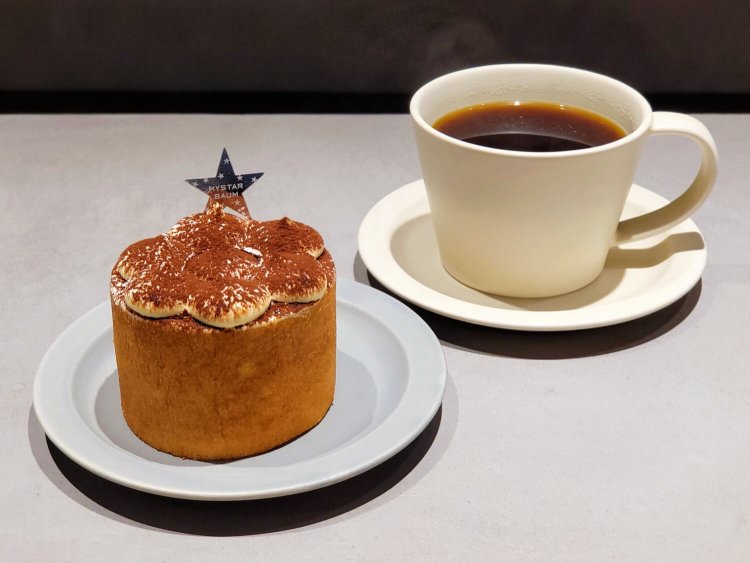 バウムケーキ ティラミス 600円。コーヒー（エチオピア チェルチェレ） 850円。