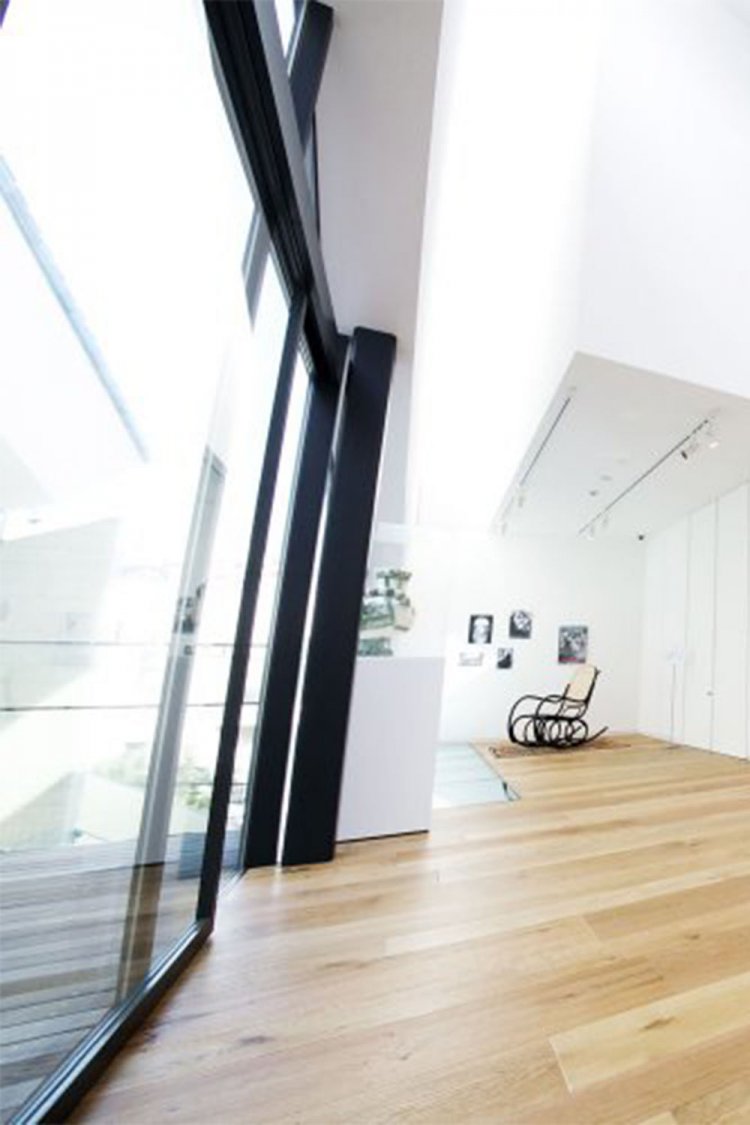 2020年10月オープン。天井が高く自然光が差し込む2階展示室。天気や日差しによって見え方が変わるのだそう。