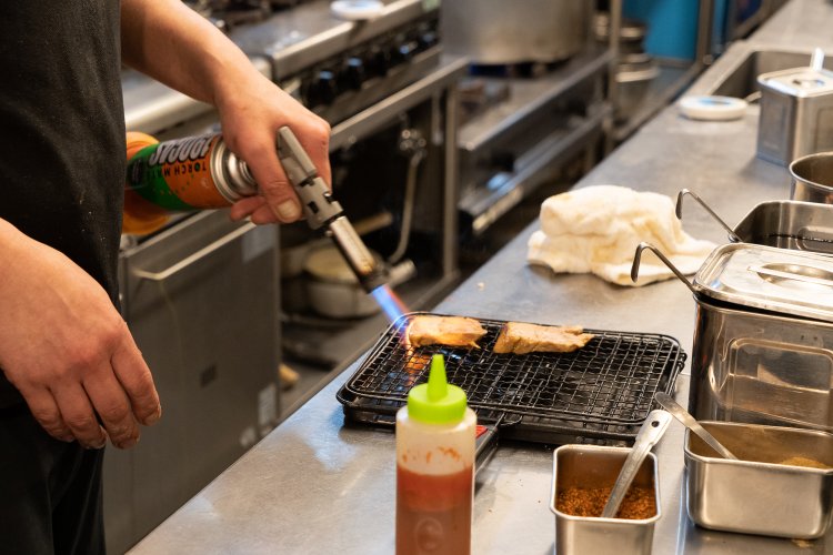 豚バラのチャーシューは厚みにも注目。脂身部分だけ炙り、香ばしさを出すとともに少し脂を落とす。