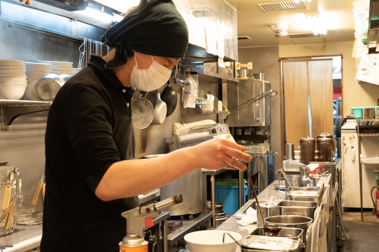 店主の村田拓宣さん。タレの量もその日ごとに加減。