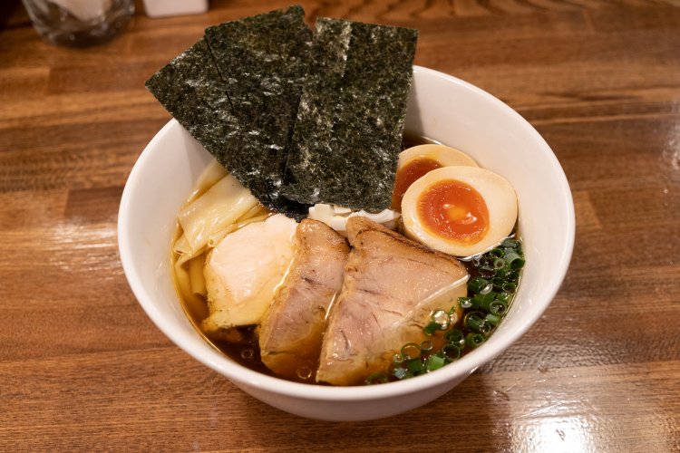 特製そば1080円。黄身の美しさよ。