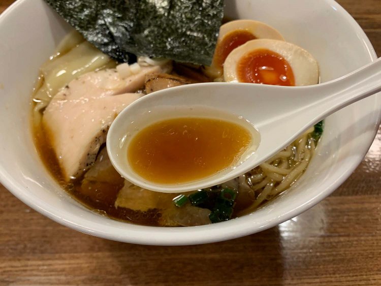 最初のひと口はパキッと醤油。油はスープの鶏から取ったもの。