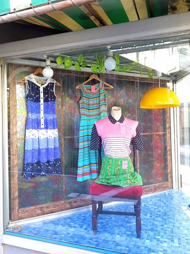 ふすま×ステンドグラス風で、これまたレトロ。こちらは作った当時の写真。