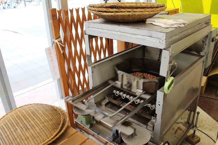 店内で煎る薄皮付き千葉半立の香ばしい香りが店外まで漂う。