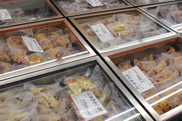 コロナウイルス流行以前は、ばんじゅうに入る豆菓子などを量り売りするスタイルが人気だった。