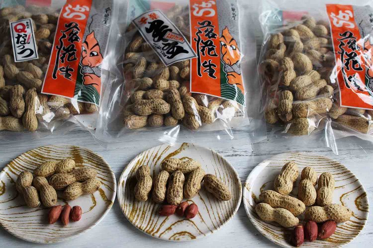 左から「Qなっつ」972円、「千葉半立」1188円、「ナカテユタカ」918円各160ｇ入。渋皮も除かず食べたい。