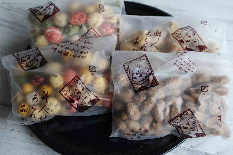 右手前から時計回りに「コーヒー糖」432円、「千味豆」324円、「あとひき」237円、「クラッカーピー」324円各100ｇ入。