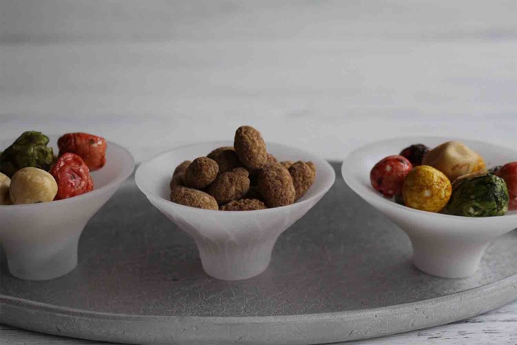 左は「あとひき」、中央はたっぷりコーヒーを溶かし込んだ蜜を絡める「コーヒー糖」、右は「千味豆」。