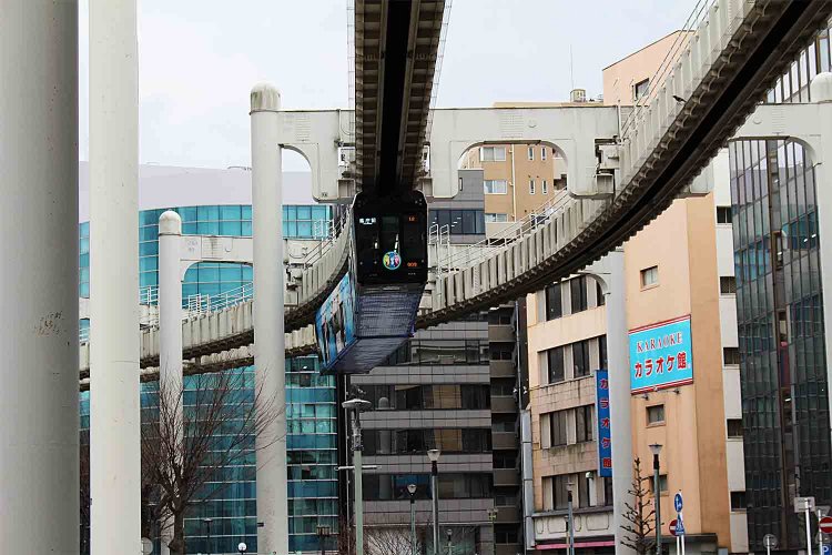 懸垂式の千葉都市モノレール。