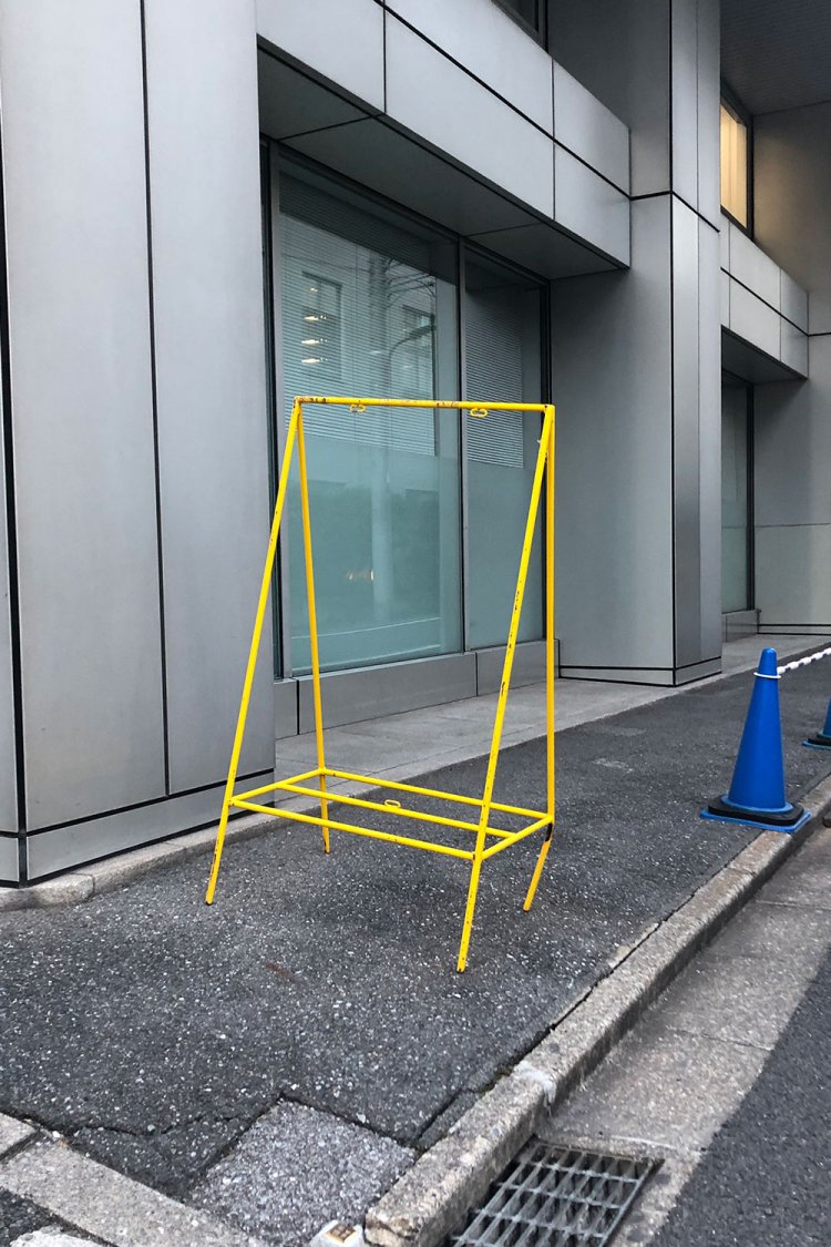 Not coat hanger stand《コート掛けではない》