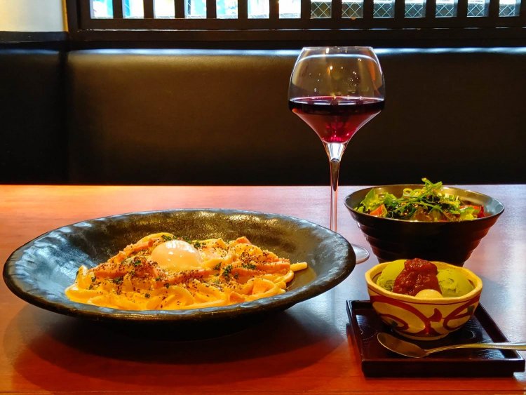 来店するお客さんの大半がオーダーする名物カルボナーラうどんのレディースセット1870円。サラダ、デザートが付いてこの価格はうれしい。