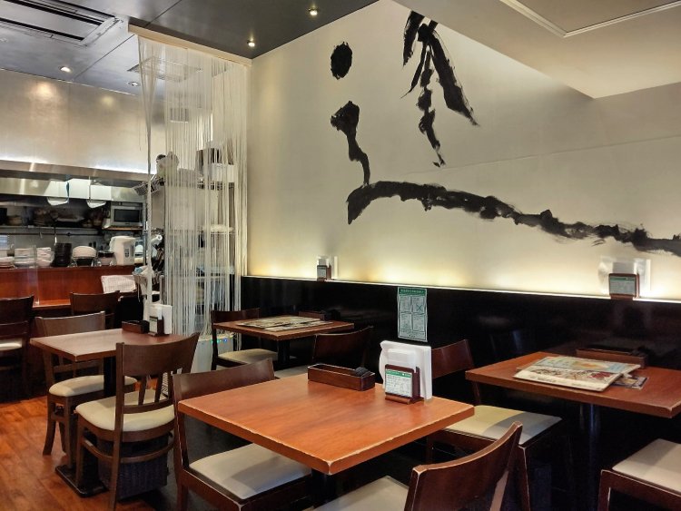 店内の白壁に描かれているのは書道家・武田双龍さんによる「逢」の文字。