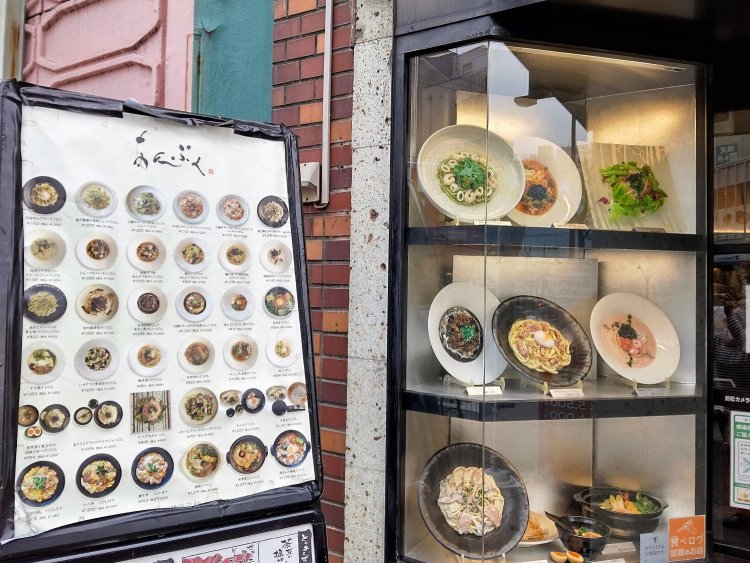 入り口前に掲げられているメニューはごくほんの一部。