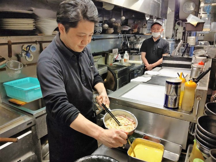 経験と学びという多彩な引き出しを生かし、思い描く味を創作する。