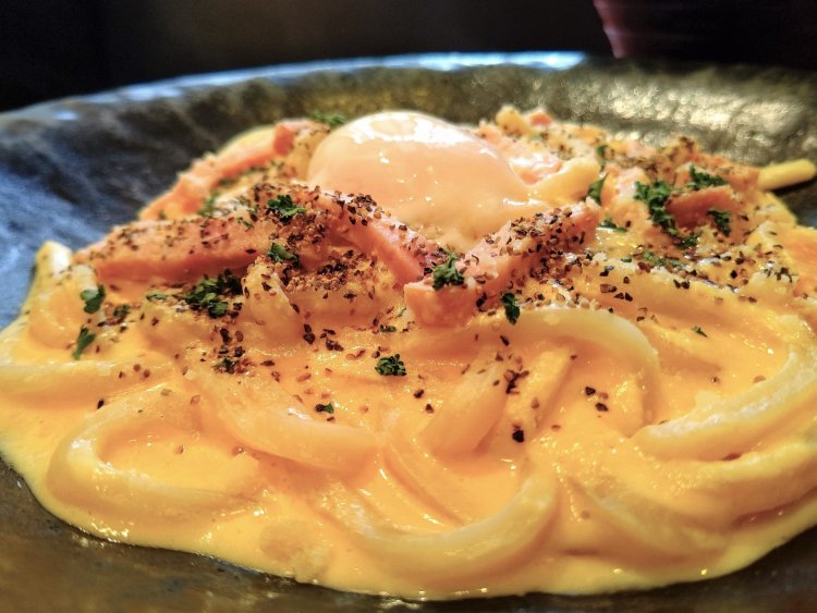 エッジが効いてもちもちとした食感のうどんに和風カルボナーラソースが絡む。