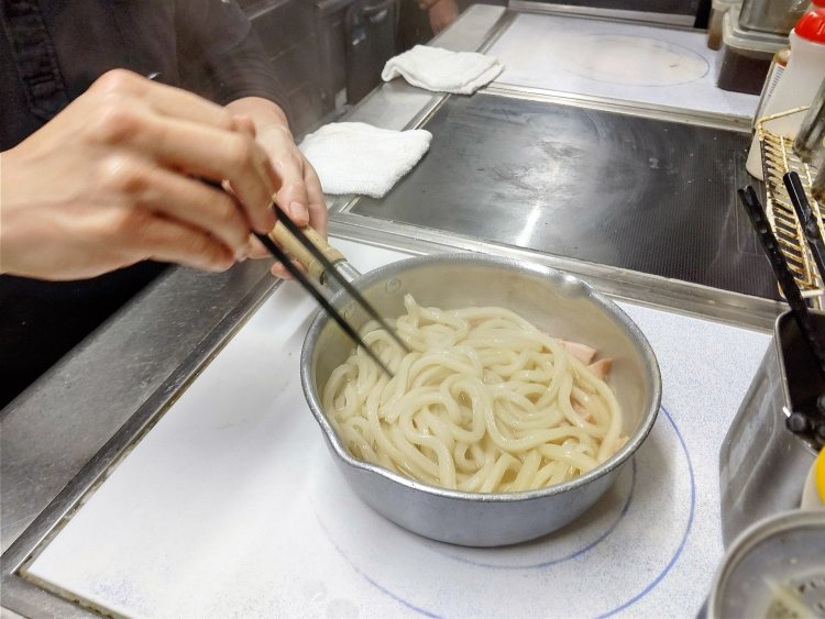 ゆでたうどんに和風だしを吸わせることで、『あんぷく』ならではの創作うどんができあがる。