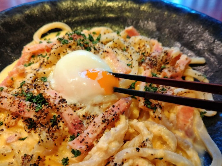 とろりとあふれ出す黄身、たっぷりめの黒コショウもアクセント。