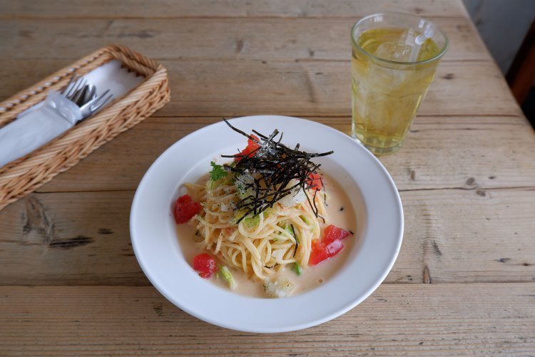 春キャベツ、トマト、大根おろしの明太子パスタ（ドリンク付）1050円。