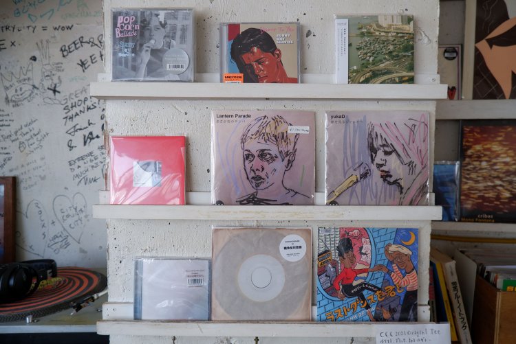 曽我部さんが所属するサニーデイ・サービスのCDやレコードも販売。