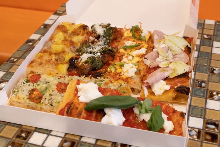 ピッツァは一切れ420円から。テイクアウトしたらオーブントースターなどで温めるとカリッとした食感が蘇る。