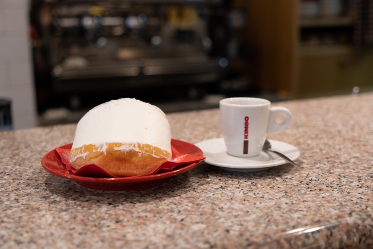 最初は生クリームの量に驚くマリトッツォ・コン・パンナは380円。エスプレッソはシングル200円。