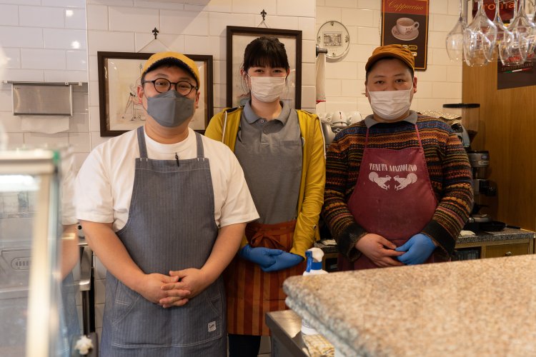 シェフの古川裕士さん（左）とスタッフのみなさん。