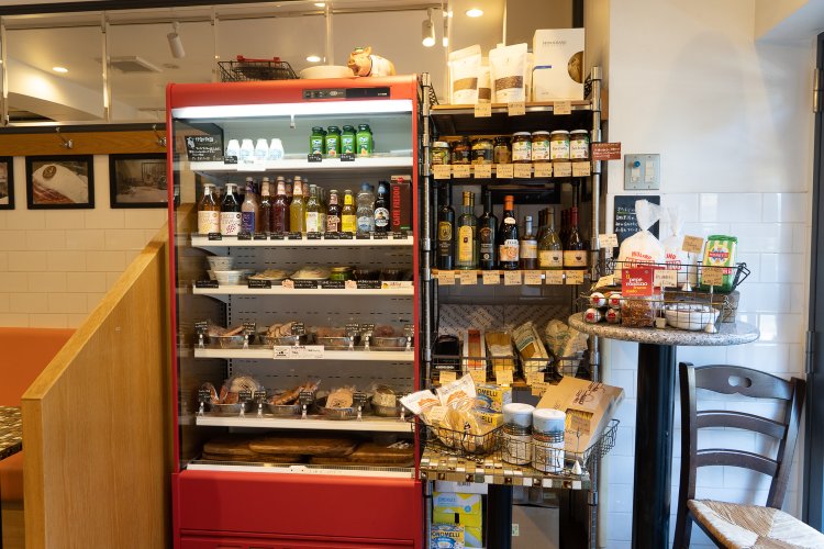 イタリア食材に混じって、古川さんおすすめの鹿児島の「ふくどめ小牧場」のハムやソーセージも取り扱う。